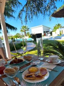 stół z talerzami żywności na stole w obiekcie La Siègià Resort spa w mieście Massa Marittima
