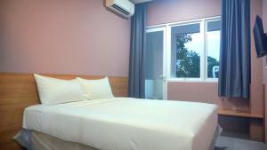 Llit o llits en una habitació de VNC Alam Sutera Hotel Powered by Archipelago