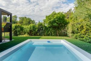 ein Swimmingpool im Hinterhof eines Hauses in der Unterkunft The Acacia Village in Ciudad Lujan de Cuyo