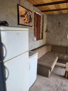 um frigorífico num quarto com um sofá e uma janela em Camping Brizi em Supetar
