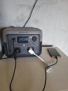 ein elektronisches Gerät auf einem Tisch in der Unterkunft Camping Brizi in Supetar