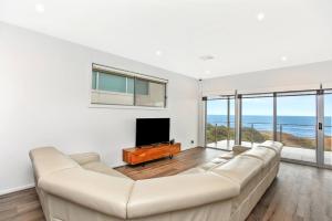 A seating area at Avaya Sellicks Beachfront Getaway- Wifi