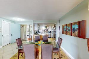 ein Esszimmer und eine Küche mit einem Tisch und Stühlen in der Unterkunft Hanalei Bay Resort 6221 in Princeville