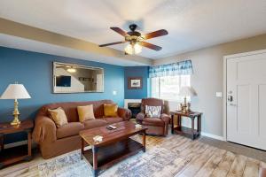 A seating area at Harbor Village Lakeview Condo 902-2