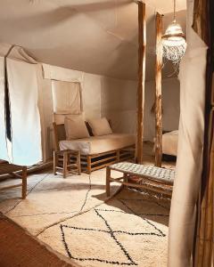 梅爾祖卡的住宿－甘甘沙丘帳篷營地，带沙发的客厅(位于帐篷内)