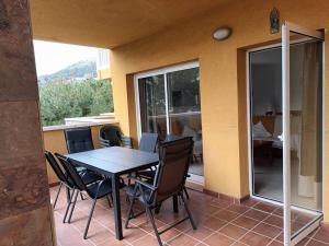 un patio con mesa de comedor y sillas en Higuerón 4 Fuengirola Beach, en Fuengirola