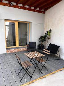 - une terrasse avec 2 chaises, une table et des chaises dans l'établissement BALANCE apartments, à Znojmo