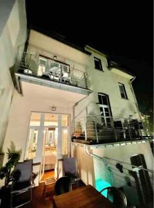 a building with a balcony with a table and chairs at Jugendstil-Appartement mit Terrasse und Balkon in Siegburg