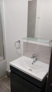 ein Badezimmer mit einem weißen Waschbecken und einem Spiegel in der Unterkunft Green Lodge-Room-09 in Liverpool