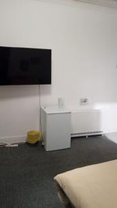 Zimmer mit einem Flachbild-TV an der Wand in der Unterkunft Green Lodge-Room-09 in Liverpool