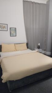 1 Schlafzimmer mit 2 Betten und einem Fenster in der Unterkunft Green Lodge-Room-09 in Liverpool