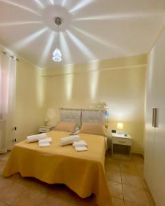 a bedroom with a large bed with towels on it at Villa Aurora in Mandatoriccio Marina