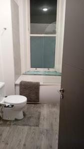 ein Bad mit einem WC und einem Fenster in der Unterkunft Green Lodge-Room-09 in Liverpool