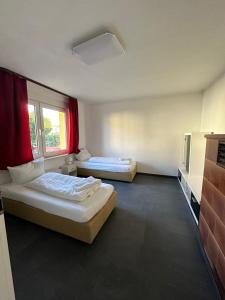 a room with two beds and a window at 7 Zimmer Haus in Kaiserslautern in Kaiserslautern +24 photos