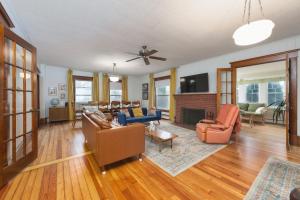 uma sala de estar com mobiliário e uma lareira em Clinton Street Retreat -Dog Friendly- Close to downtown em South Haven