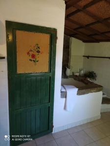 eine grüne Tür mit einem Gemälde an der Wand in der Unterkunft Il mulino che fu la filanda in Pennabilli