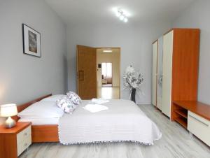 ein Schlafzimmer mit einem Bett und einer Vase aus Blumen in der Unterkunft Penzión Max Kežmarok in Kežmarok