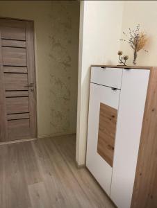 - un réfrigérateur blanc dans une chambre avec porte dans l'établissement Автовокзал, à Rivne