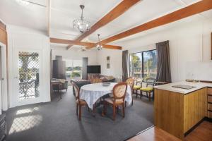 eine Küche und ein Wohnzimmer mit einem Tisch und Stühlen in der Unterkunft Riverglades Murray Bridge in Murray Bridge