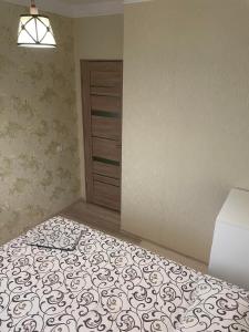 una habitación vacía con una cama y una puerta en Автовокзал, en Rivne 4 fotos más