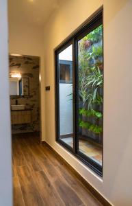 Habitación con ventana grande y baño. en Oasis Appart Benin, en Cotonou