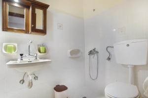 uma casa de banho com um WC, um lavatório e um chuveiro em Castellos Bellos Studio 2 em Marathias