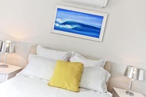 Postel nebo postele na pokoji v ubytování Sa Holiday House 'dunes Views On Simpson'