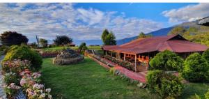 Mt.Narsing Village Resort外面的花园