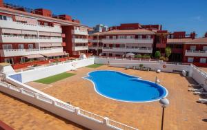 una grande piscina sul tetto di un edificio di Apartamento El Burgado. a Puertito de Güímar