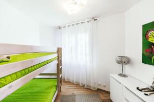 um quarto com um beliche com lençóis verdes em Montreux Lake View Apartment 4 Bedrooms em Montreux