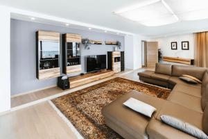 uma sala de estar com um sofá e uma televisão de ecrã plano em Montreux Lake View Apartment 4 Bedrooms em Montreux