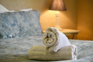 Una toalla en una cama en una habitación de hotel en The Swans Cottage, en Hindmarsh Island