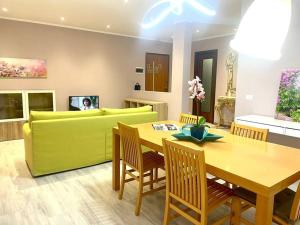- un salon avec une table et un canapé vert dans l'établissement Casa della Zia Lina, à Parme