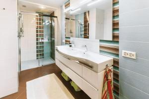 uma casa de banho com um lavatório e um chuveiro em Montreux Lake View Apartment 4 Bedrooms em Montreux