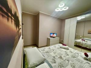 - une petite chambre avec un lit et un miroir dans l'établissement Casa della Zia Lina, à Parme