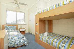 a bedroom with a bunk bed and a bunk bedweredweredweredwered at South Seas - Port Elliot Beachfront Apt - Wifi in Port Elliot