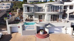 uma vista aérea de uma casa com piscina em Oceansnest Guest House em Bloubergstrand