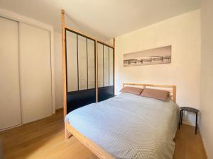 ein Schlafzimmer mit einem Bett in einem Zimmer in der Unterkunft **Arcachon Centre: T3 Moderne avec Terrasse, Proche Plage et Commerces pour 4 Personnes** - FR-1-420-112 in Arcachon