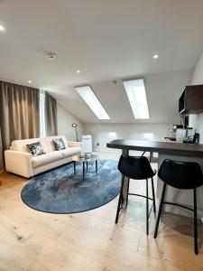 ein Wohnzimmer mit einem Sofa und einem Tisch in der Unterkunft Boutique Hotel Sonne Seuzach in Winterthur