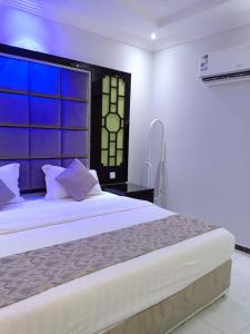 Aldar Hotel في جازان: غرفة نوم بسرير كبير ونافذة