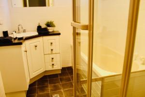 ビクターハーバーにあるVista Victor Harbor Beachfront Apartment No 4のシャワーと洗面台付きのバスルーム +16枚の写真