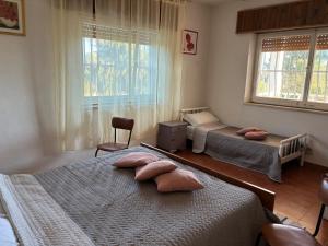 Un dormitorio con dos camas y una ventana. en Ificumori, campagna ammare, en Marina di Modica