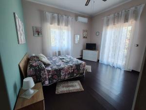 Una cama o camas en una habitación de Il tulipano