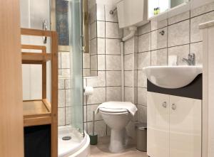 uma pequena casa de banho com WC e lavatório em No Name - Via dell'Istria 12 em Trieste