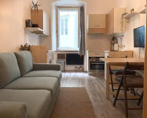 uma sala de estar com um sofá e uma mesa em No Name - Via dell'Istria 12 em Trieste