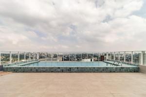 een zwembad op het dak van een gebouw bij 360 Ver de Panorama in Sao Paulo