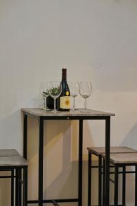 a table with glasses and a bottle of wine on it at Charmante Wohnung Nahe Wiener Stadthalle in Vienna