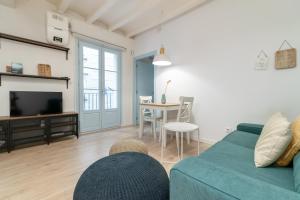 sala de estar con sofá azul y mesa en Apartment Pontevedra 20m from the beach, en Barcelona