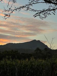 Blick auf einen Berg mit Sonnenuntergang im Hintergrund in der Unterkunft Rancho Agua Fria in Jucuarán