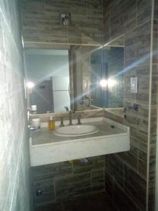 ein Bad mit einem Waschbecken und einem Spiegel in der Unterkunft Las Tranqueritas in Trapiche
